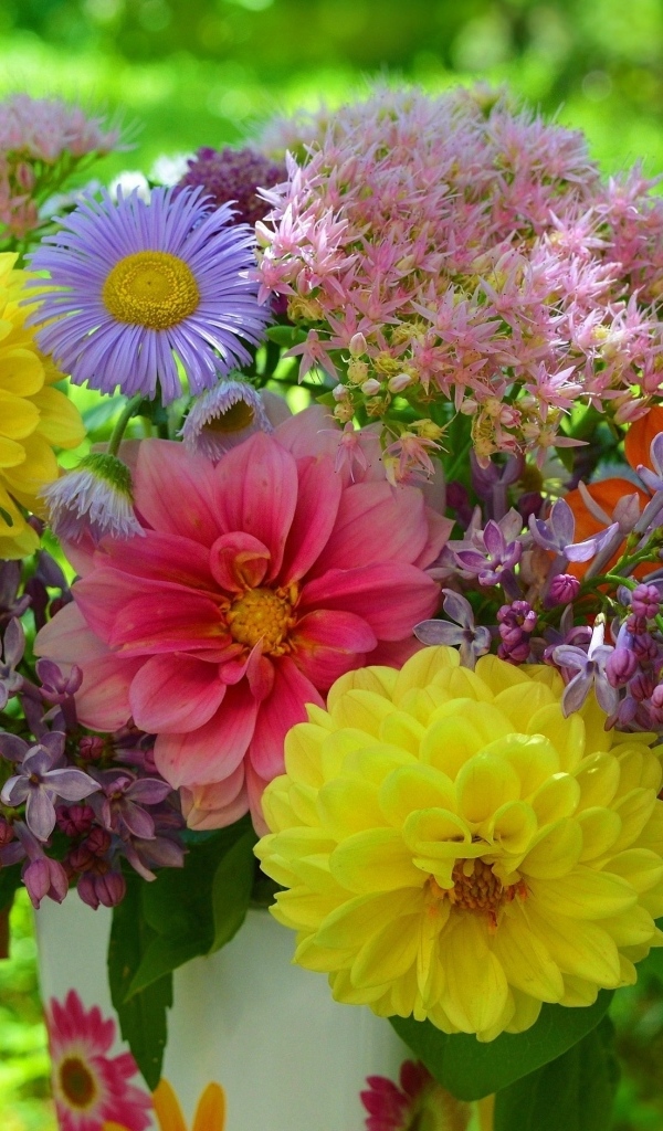 Красивый букет садовых цветов в вазе