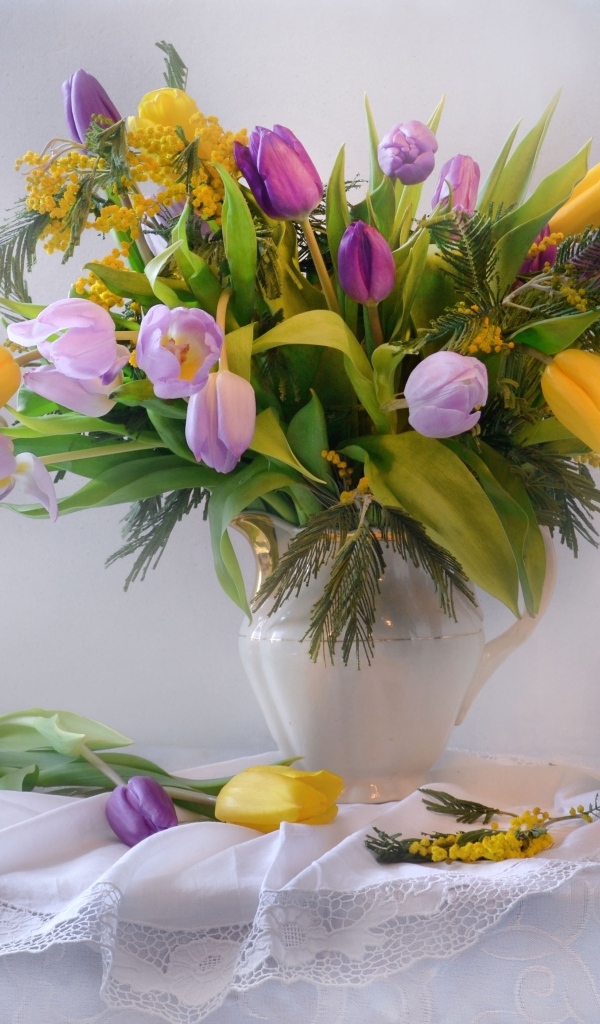 Красивый букет разноцветных тюльпанов с цветами мимозы