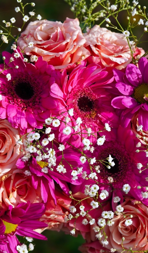 Красивый букет с розовыми розами, хризантемами и герберами