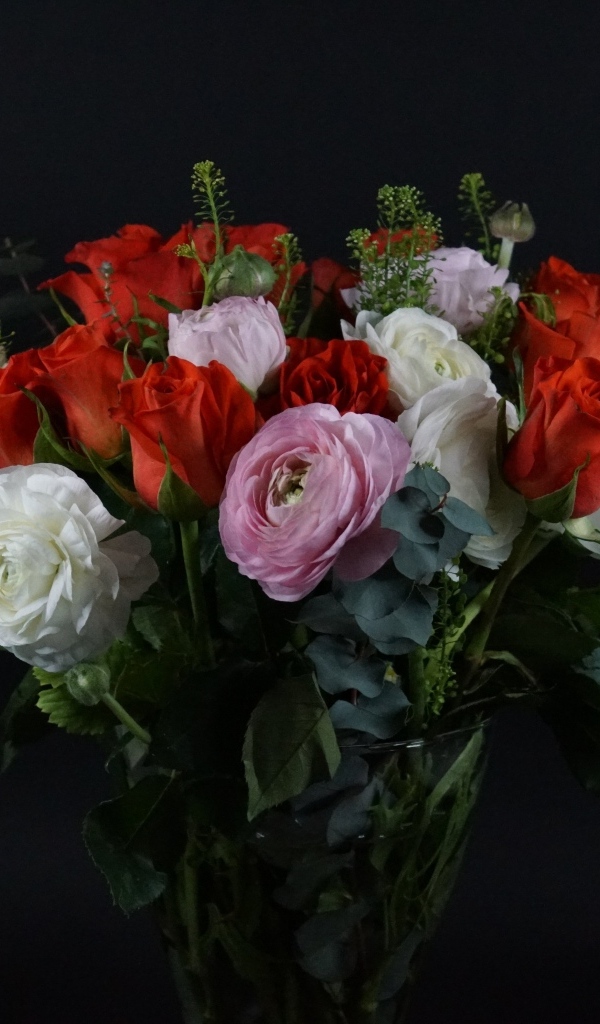 Красивый букет с цветами лютика и красной розы на черном фоне