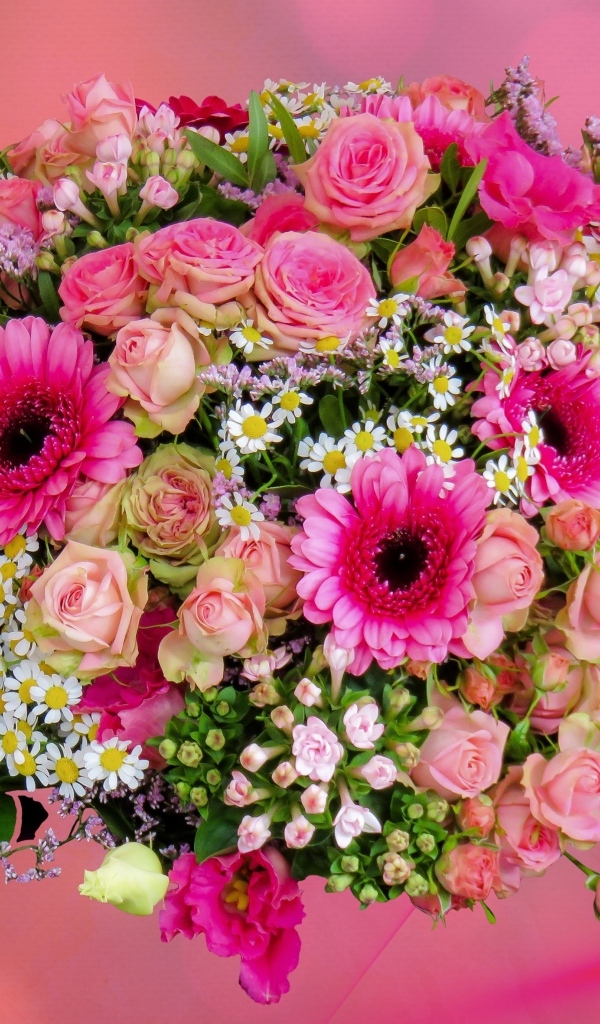 Красивый праздничный букет на розовом фоне