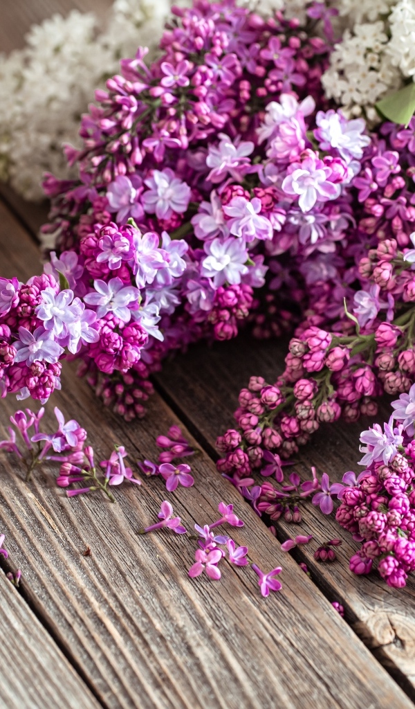 Букет сирени на деревянном столе