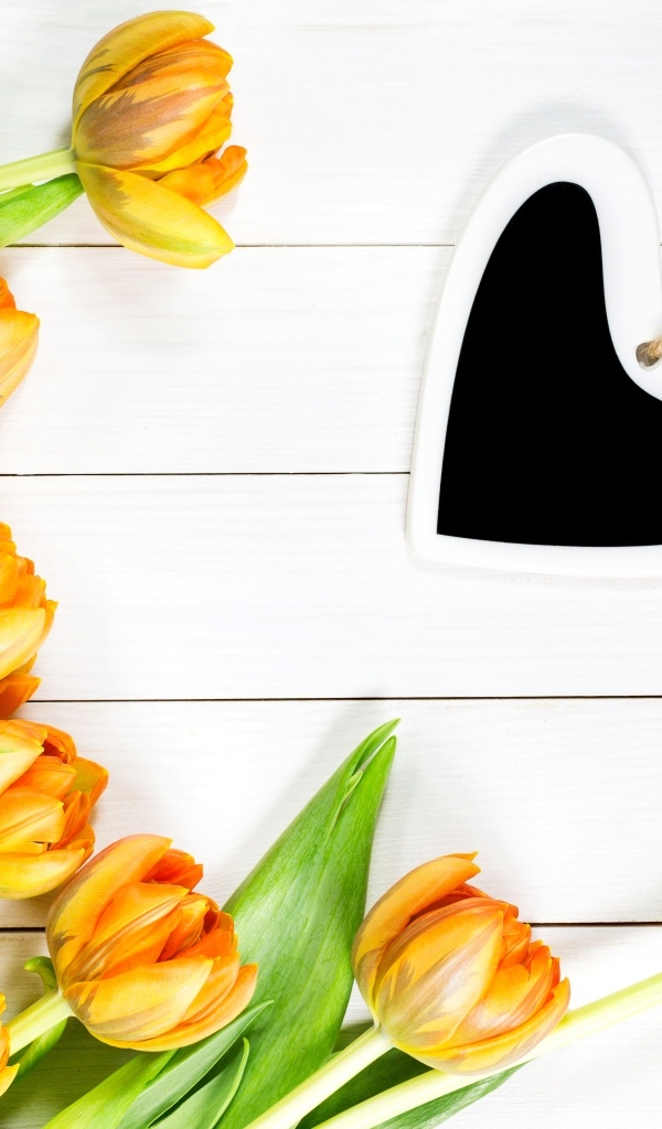 Букет оранжевых тюльпанов с сердцем на белом столе