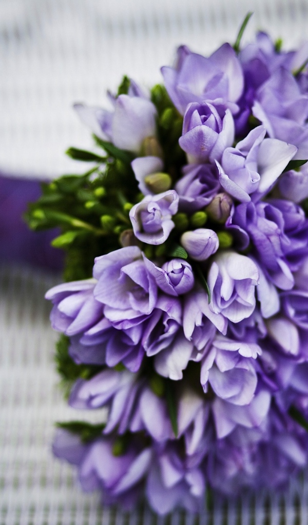 Букет фиолетовых цветов на столе 