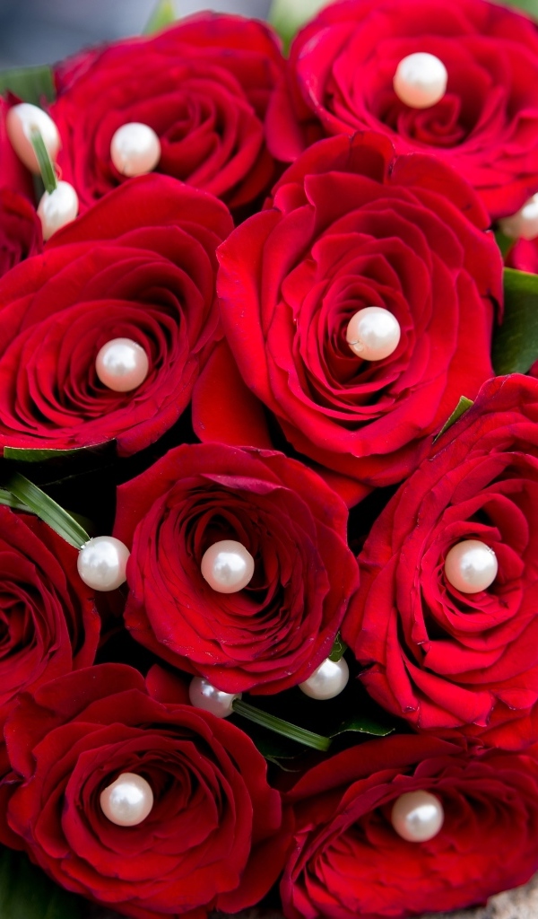 Букет красных роз с жемчугом