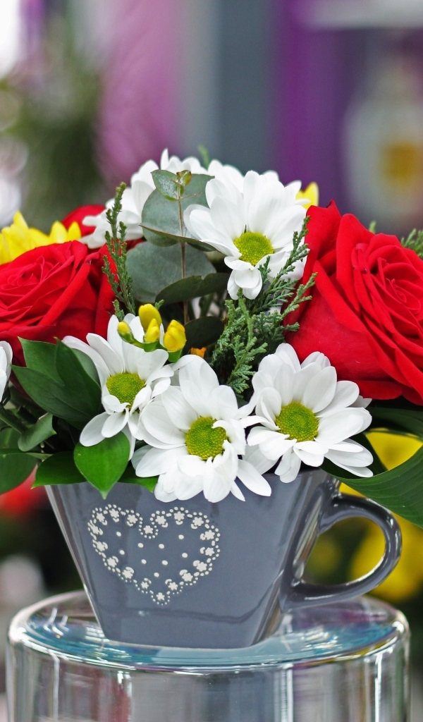 Букет из цветов розы и хризантемы в вазе