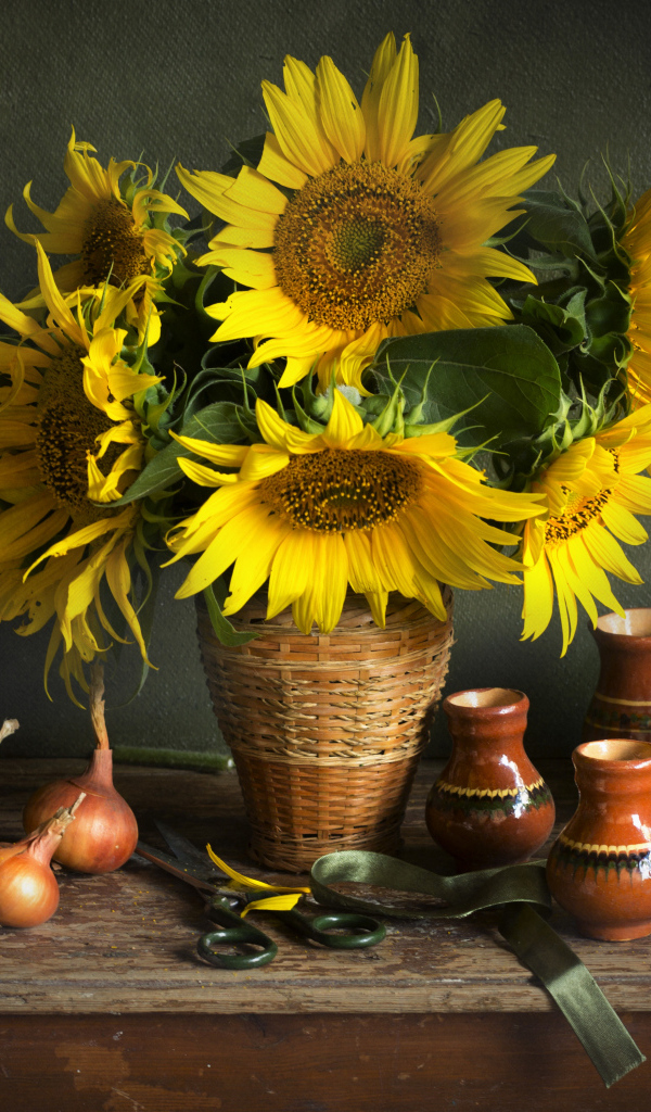 Букет цветов подсолнуха на столе с луком