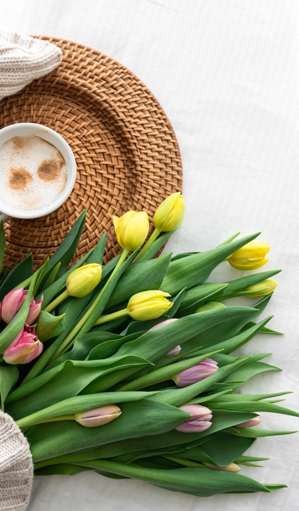 Букет тюльпанов с кофтой и чашкой кофе