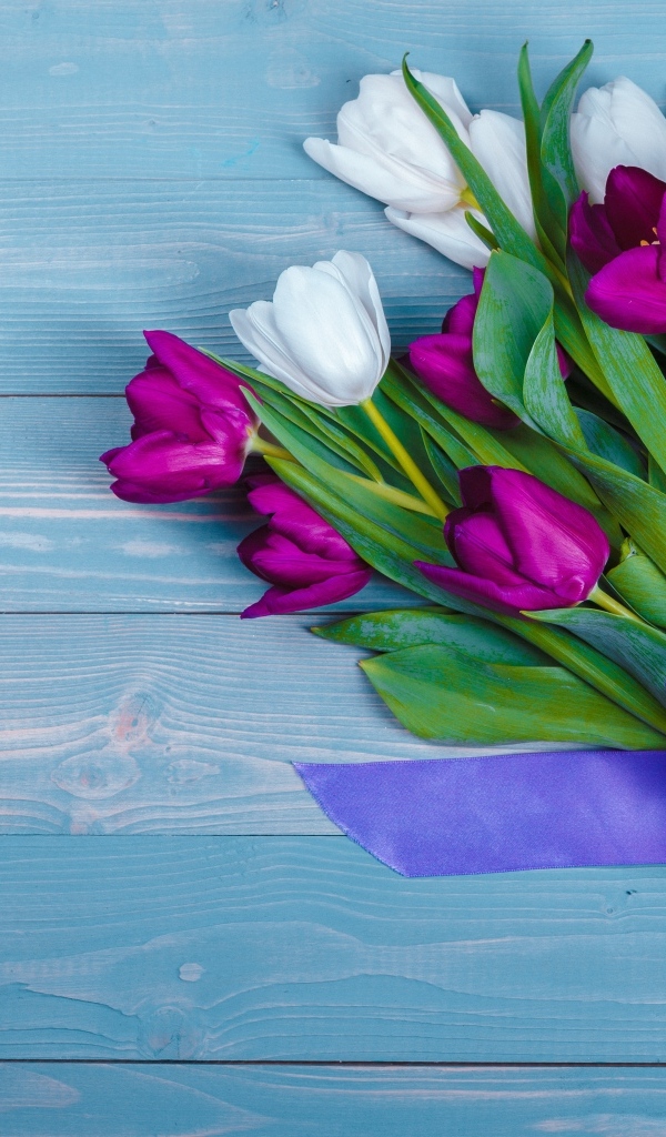 Букет белых и сиреневых тюльпанов с лентой