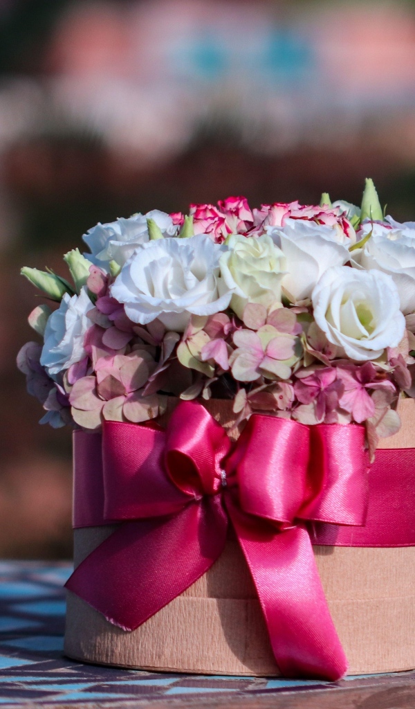 Букет с цветами розы и гортензии