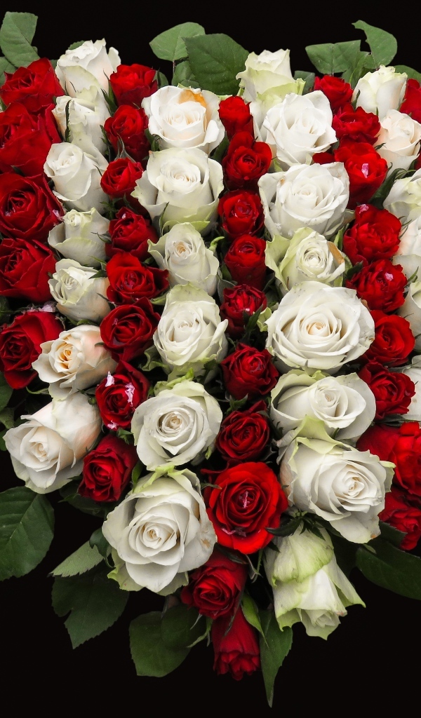 Букет в форме сердца из красных и белых роз
