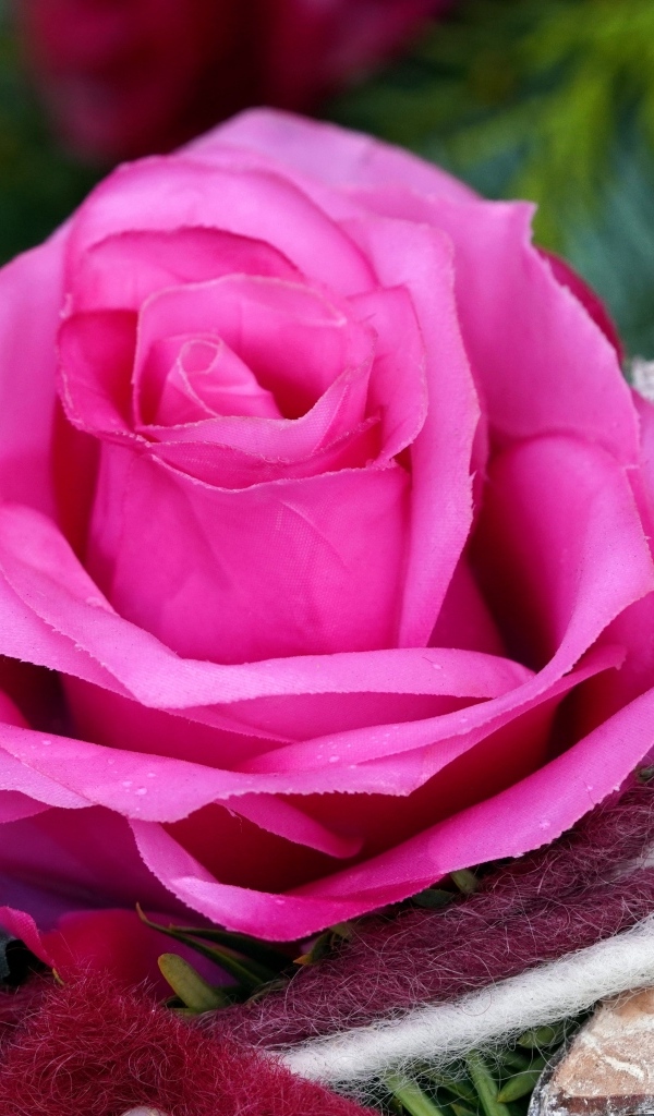 Розовая искусственная роза с декором