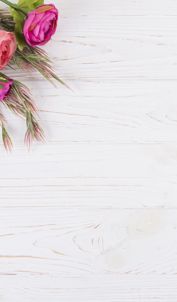 Розовые лютики на белом столе