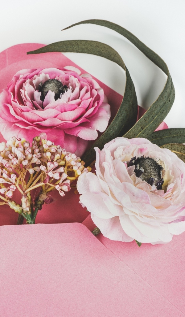 Розовый конверт с цветами 