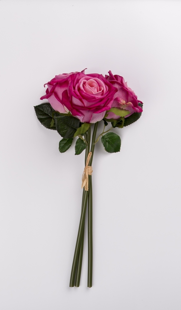 Три розы на сером фоне