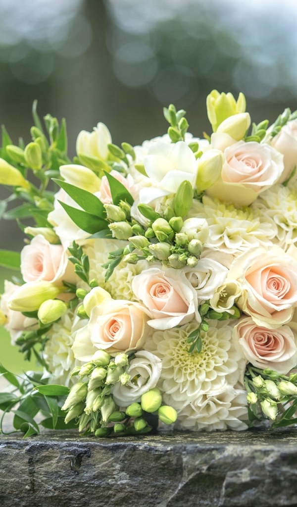 Свадебный букет стоит на камне