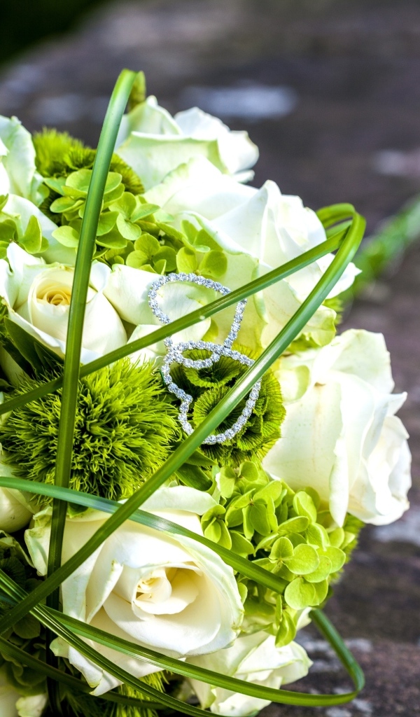 Свадебный букет с белыми розами