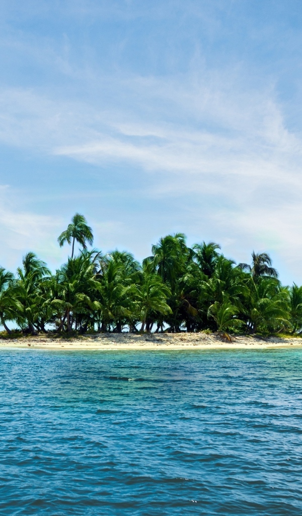 Маленький тропический остров в океане 