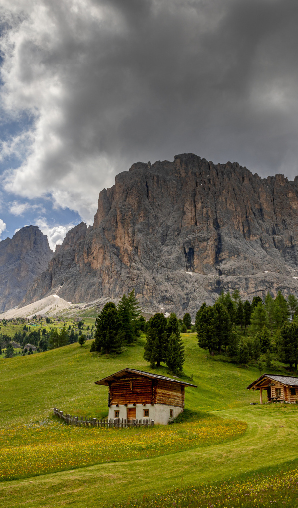 Горы Альпы под грозовым небом