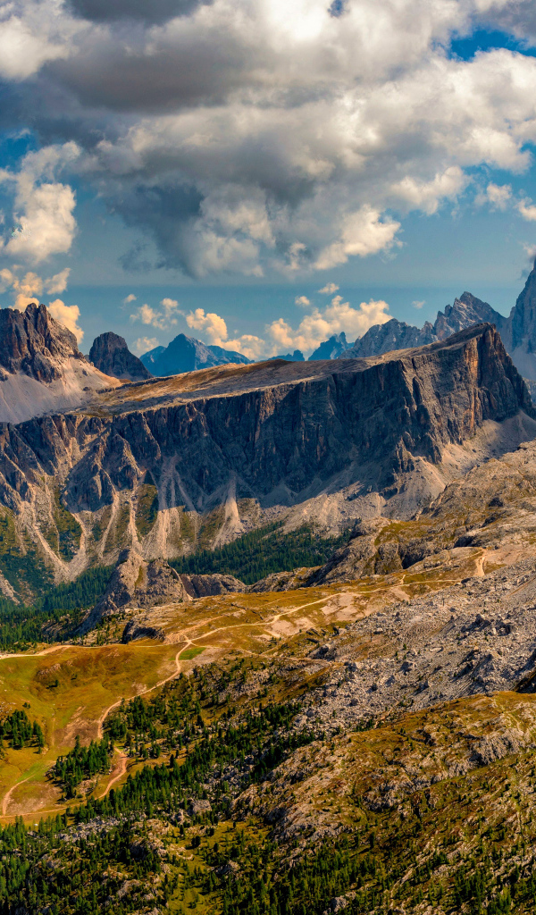 Красивые облака над итальянскими Альпами