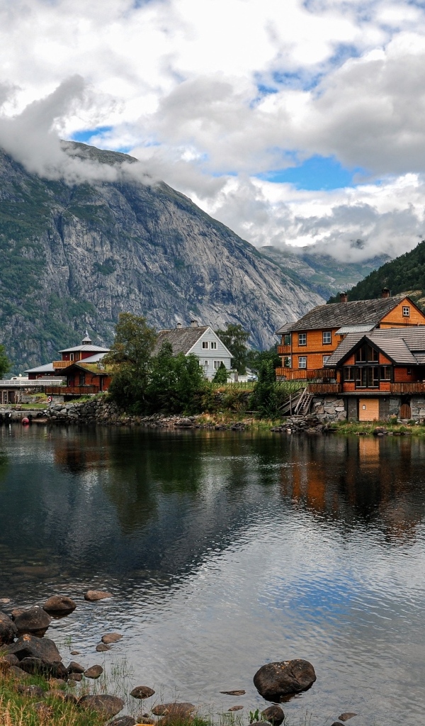 Красивые дома у горного озера под красивым небом