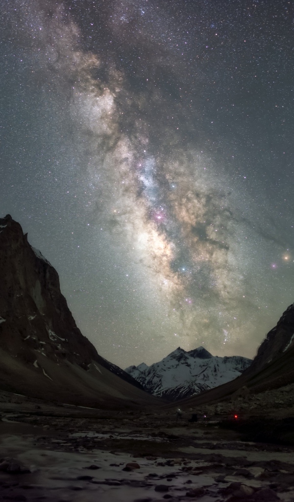 Красивый млечный путь в звездном небе над горами