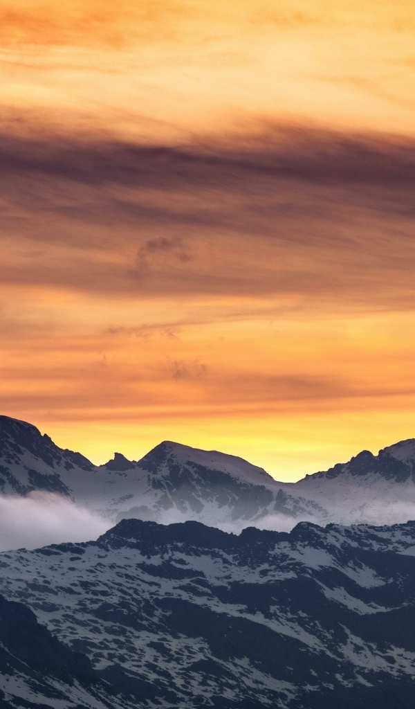 Красивый закат в небе над заснеженными горами