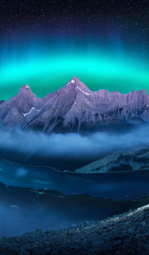 Красивый вид сверху на северное сияние над горами