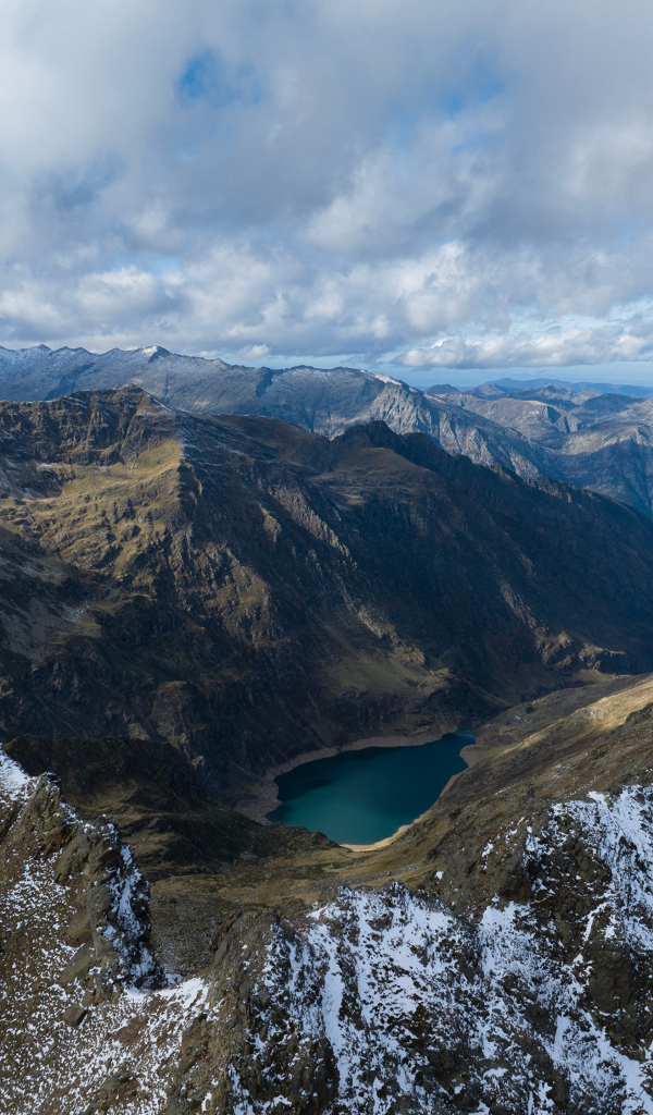 Красивый вид на величественные горы под белыми облаками