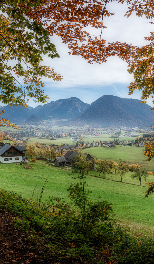 Красивый вид на живописные горы и город