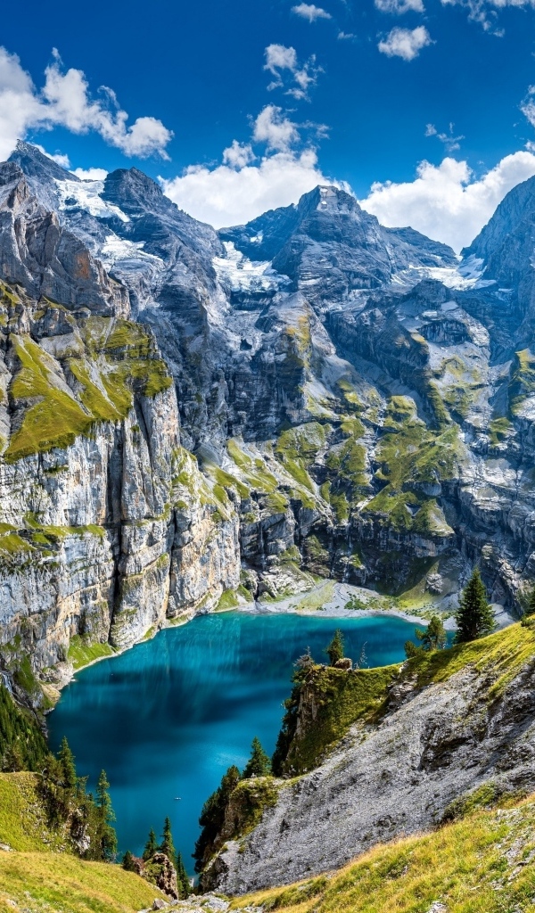 Голубое озеро в горах летом