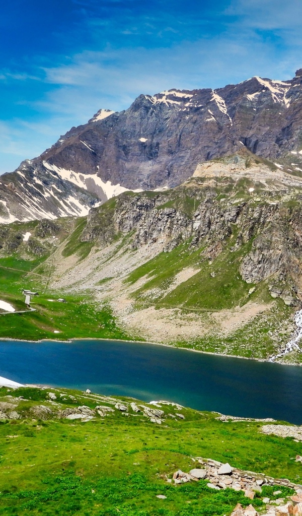 Высокие скалистые горы под голубым небом