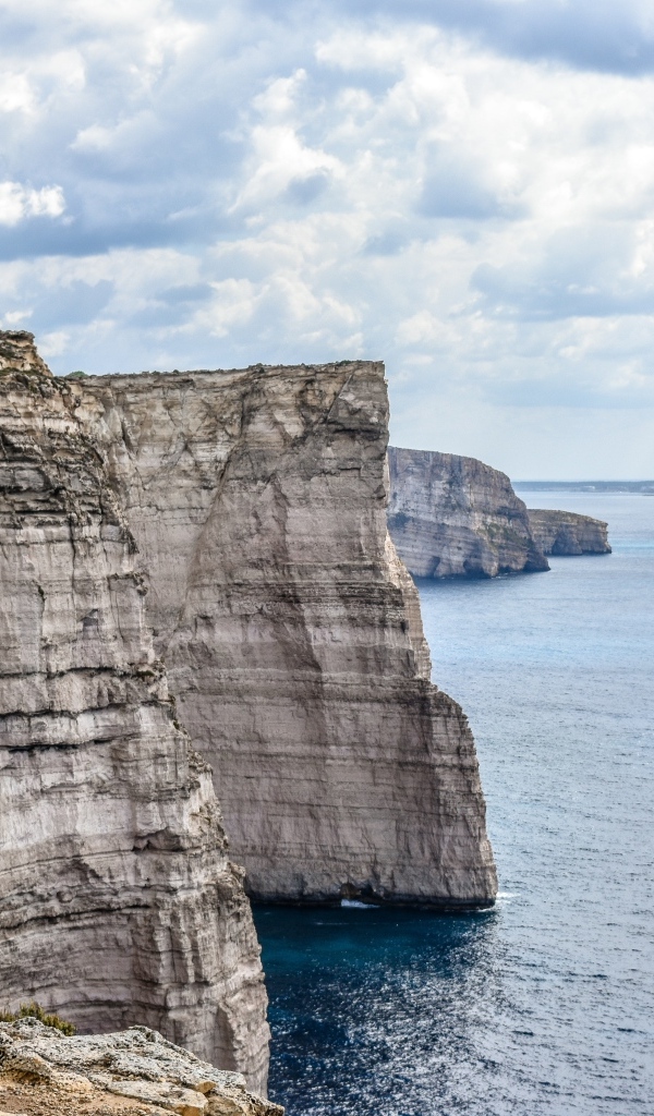 Высокие каменные утесы на берегу залива