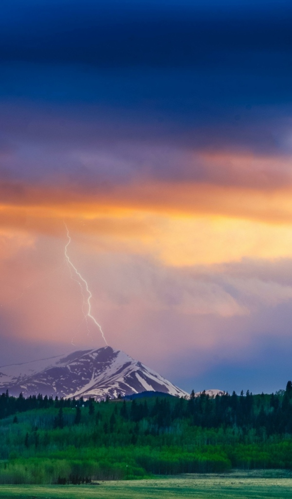 Молния ударила в вершину горы