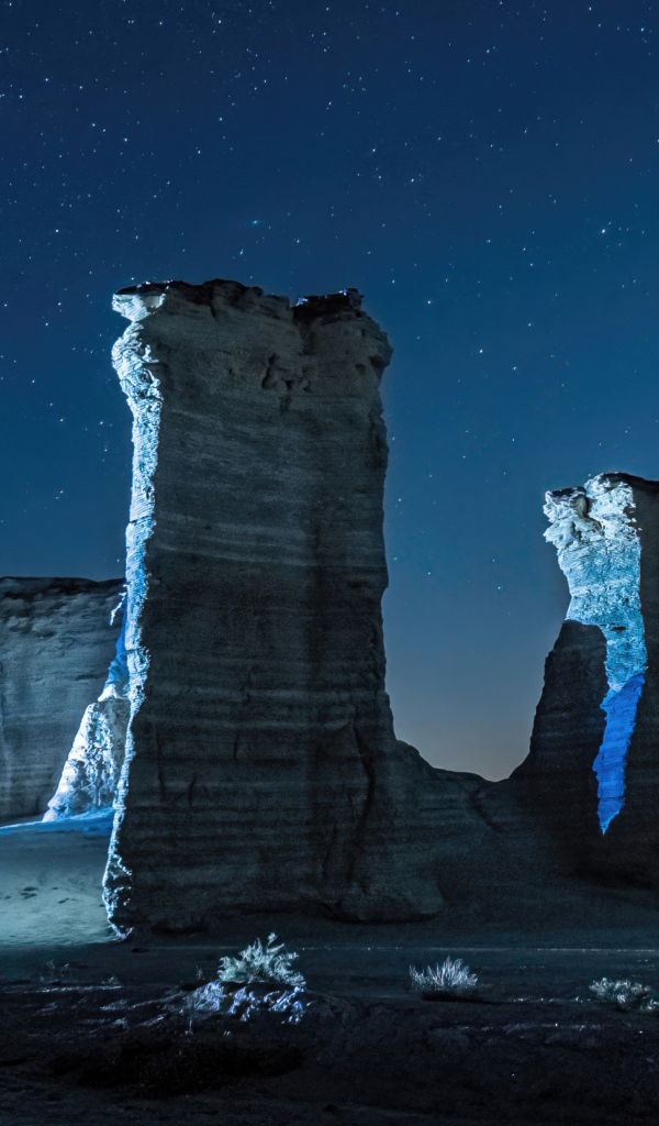 Горный монумент под ночным звездным небом