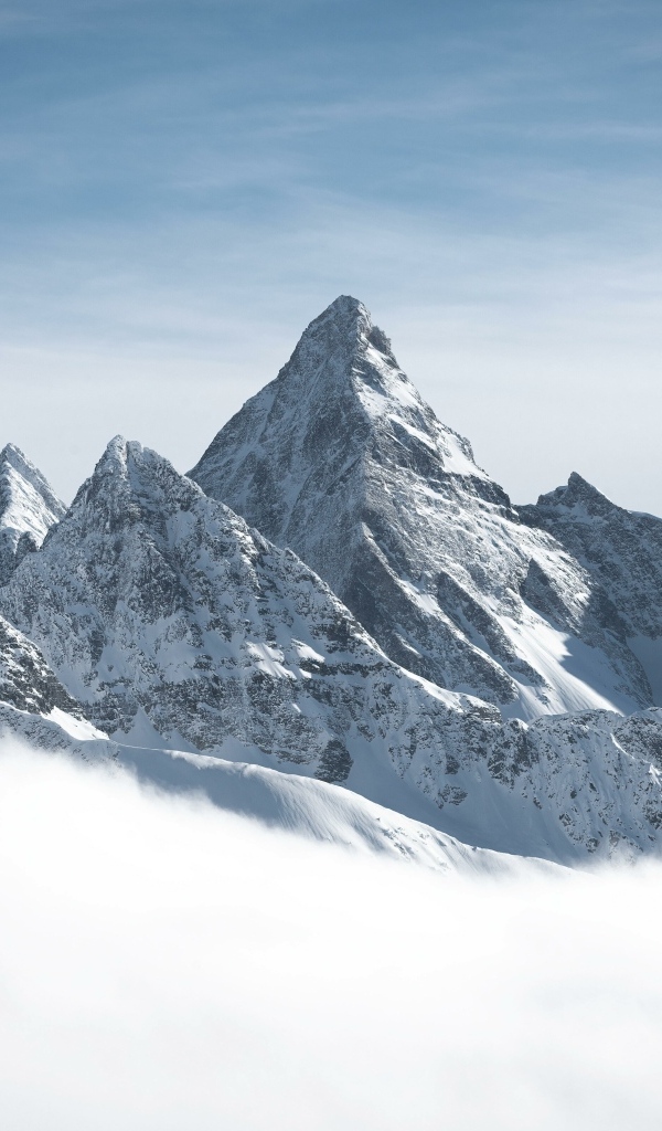 Покрытые глубоким белым снегом горные вершины