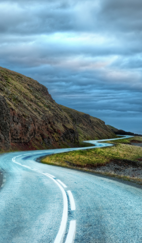 Дорога у гор под грозовым небом