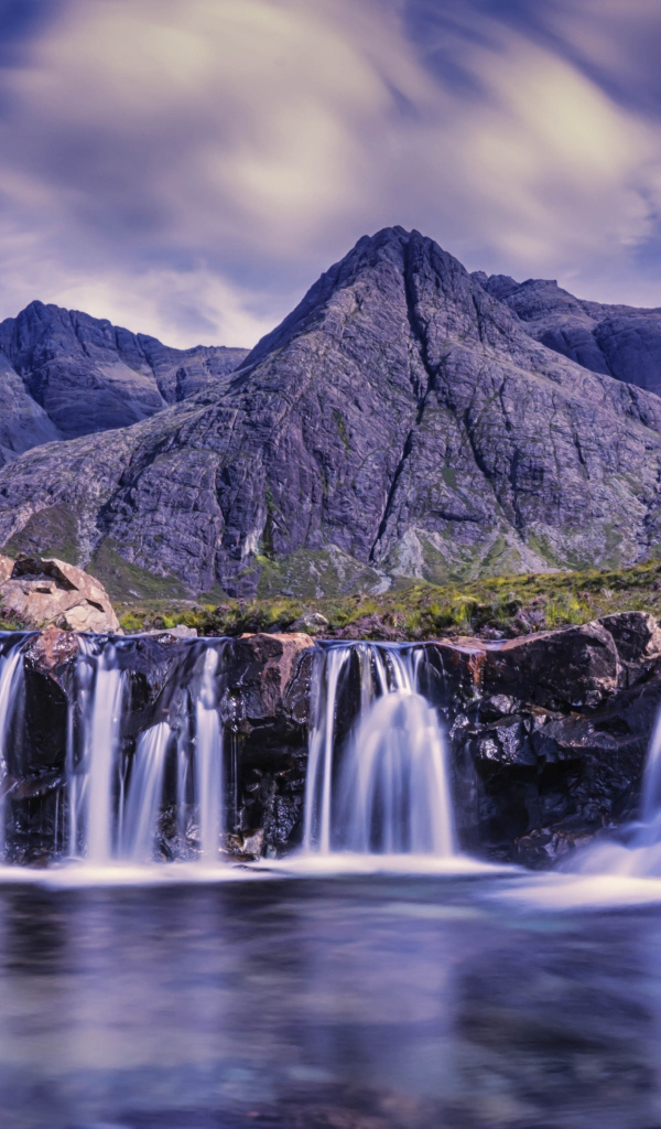Красивый вид на горы и водопад