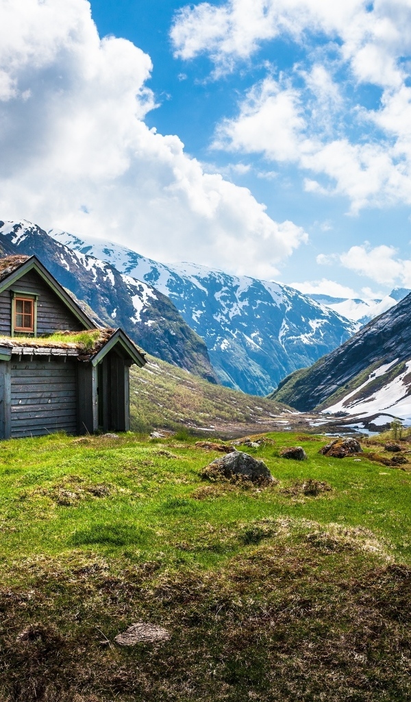 Старая хижина в заснеженных горах