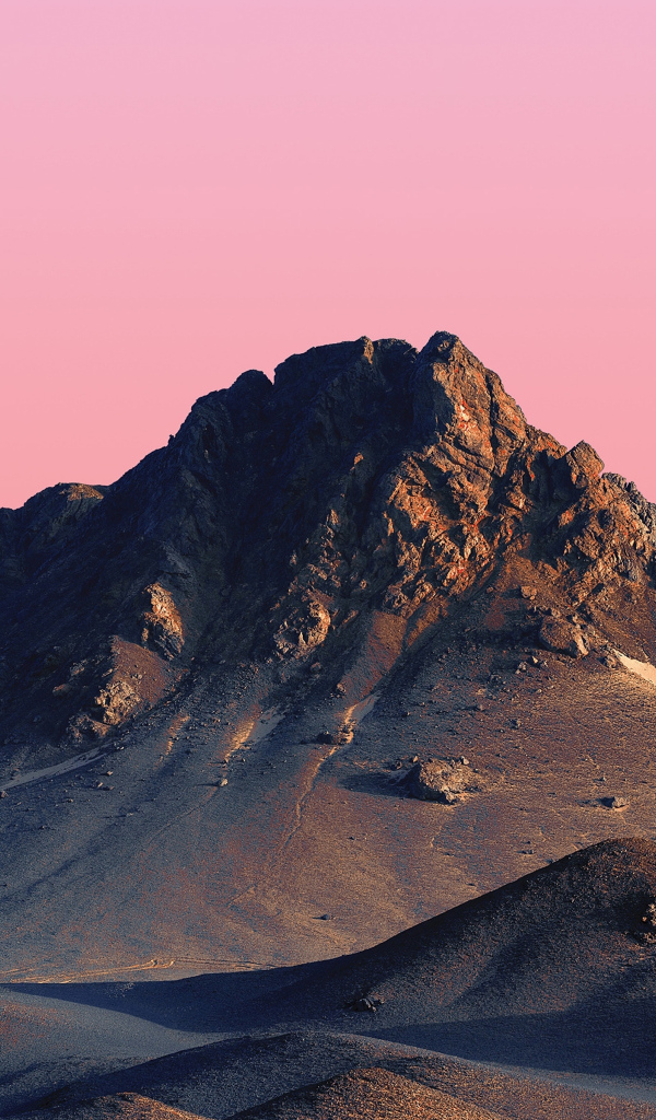 Розовое небо над вершиной горы