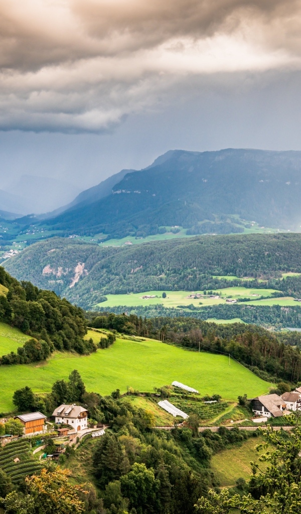 Дождь омывает покрытые зеленью горы