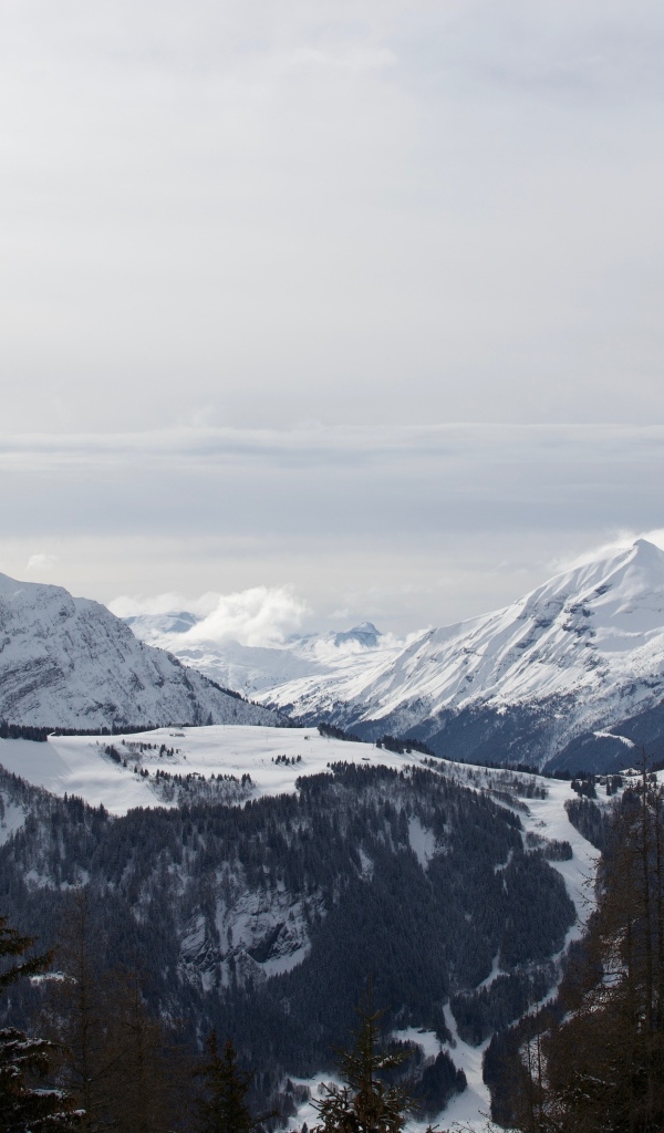 Острые вершины покрытых снегом гор