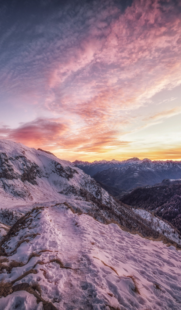 Небо над заснеженными Альпами