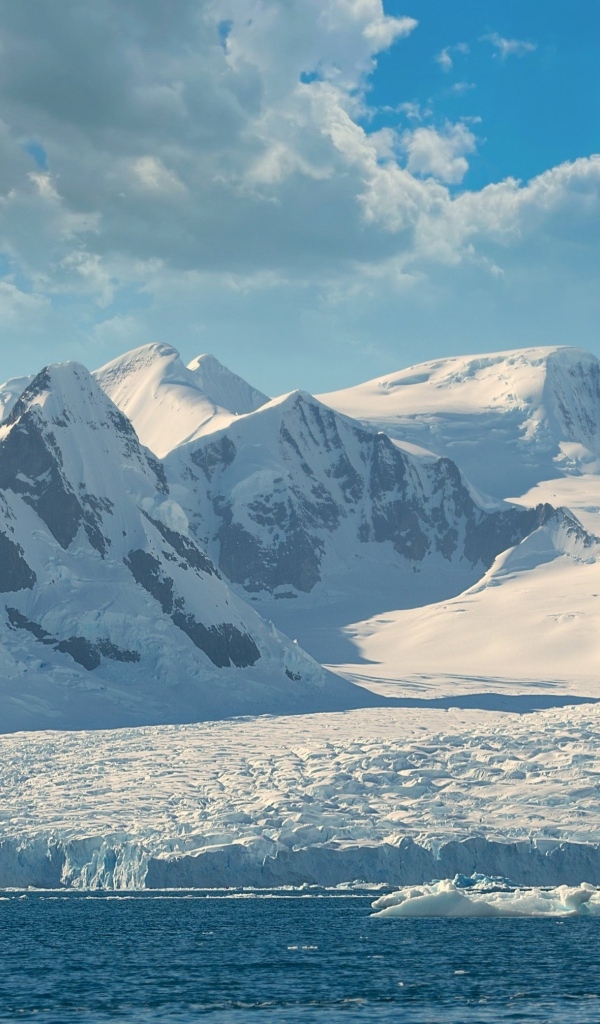 Заснеженные горы на берегу Арктики