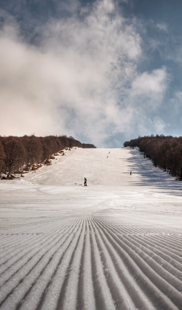 Покрытый снегом спуск с горы