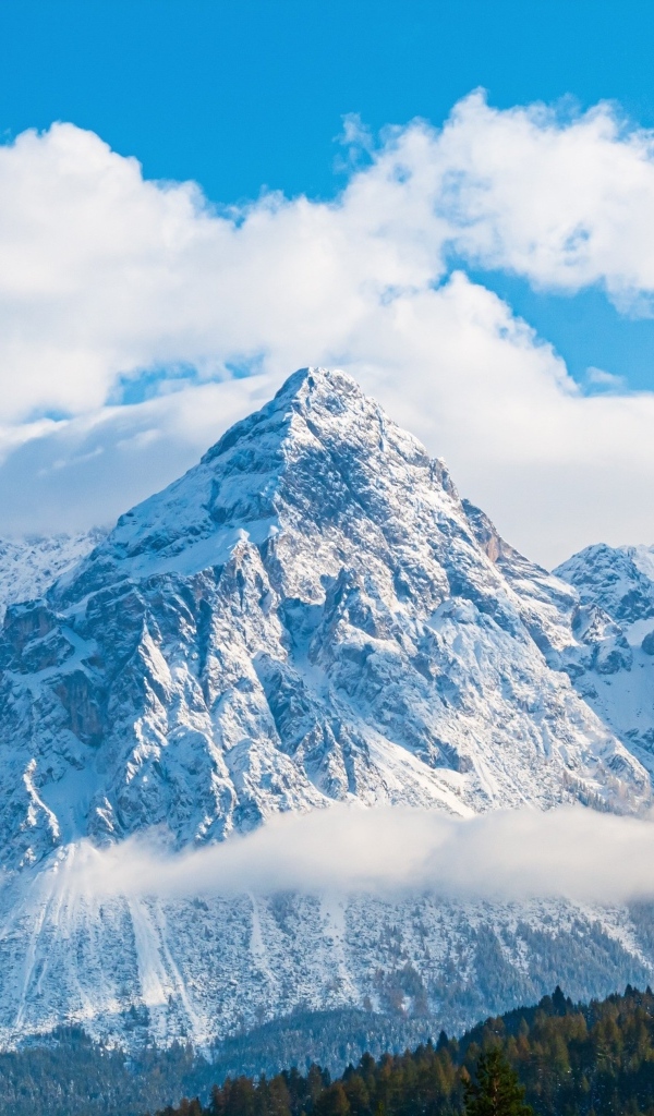 Заснеженные Доломитовые Альпы под голубым небом 