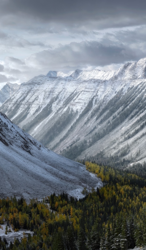 Покрытые снегом горы под грозовым небом