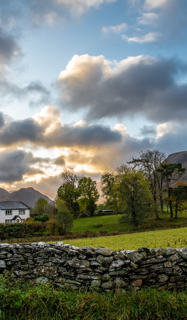 Восход солнца над горами у фермы