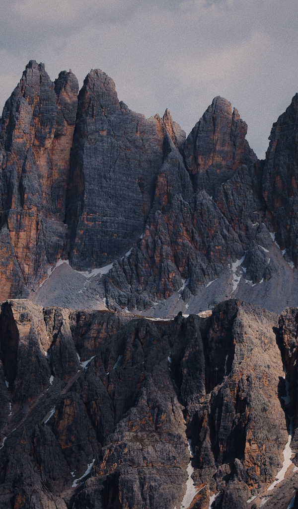 Грозные острые вершины гор крупным планом