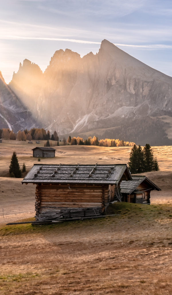 Яркое солнце осветило хижину в горах